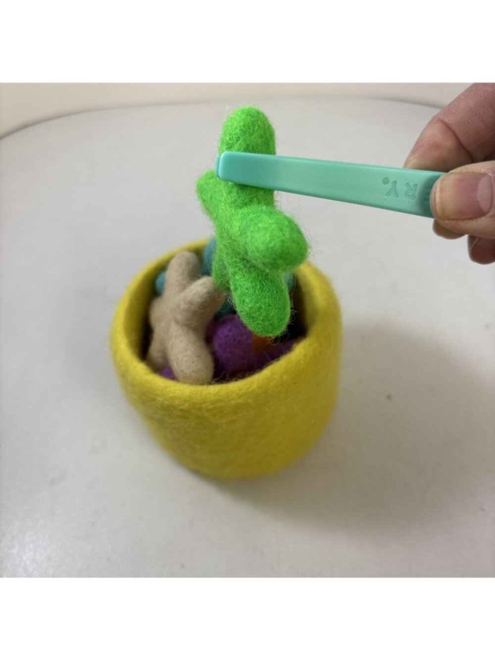 Lovevery Transfer Tweezers & 7 Felt Stars The Companion Play Kit 22-24 Month - Picture 2 of 3
